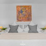 Schlafzimmer mit Bett, Nachttischen und Wandbild.