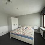 Schlafzimmer mit Bett, Kleiderschrank und Fenster