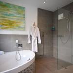 Bad mit Dusche, Badewanne und Bademantel