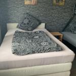 Boxspringbett 140/200 mit Taschenfederkern u. hochwertiger 
Schaumstoffmatratze