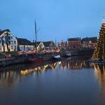 Weihnachtsmarkt im nahegelegenen Carolinensiel - der schwimmende Weihnachtsbaum ist eine Attraktion.