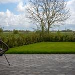 Terrasse mit Gartenblick, Sitzgelegenheit und Rasenfläche