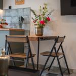 Küche mit Essplatz, Blumen und Küchengeräten