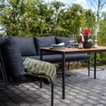 Außenbereich mit Sofa, Tisch und Getränken auf Steinplatten