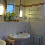 Badezimmer mit zwei Waschbecken, Spiegeln und Fenster.