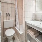Badezimmer mit Toilette, Dusche und Waschbecken mit Spiegel