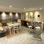 Essbereich mit Tisch, Stühlen und gemütlicher Sitzgelegenheit.