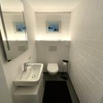 Badezimmer mit Waschbecken, Toilette und Spiegel an weißen Wänden.