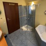 Bad mit Dusche, Badewanne und Waschbecken.