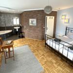 Schlafzimmer mit Doppelbett, Bad und Holzboden