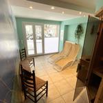 Raum mit Liegestühlen, Sauna und Terrassentür.