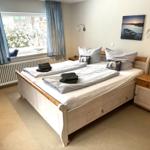 Schlafzimmer mit Doppelbett, Nachttisch und Fenster mit Blick.