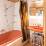 Bad oben mit Dusche darin