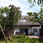 Blick von der Schaukel durch den Garten