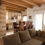 Wohnzimmer mit Blick in die Küche