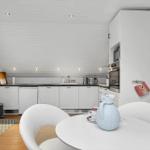 Küche mit Essbereich, weißer Arbeitsfläche und moderner Einbauküche.