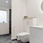 Badezimmer mit Toilette, Waschbecken und Dusche