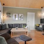 Wohnzimmer mit Sofa, Kamin und Fernseher.