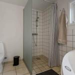 Badezimmer mit Dusche, Badewanne und Toilette.