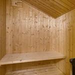 Sauna mit Holzwand und Sitzbank