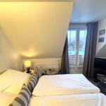 Wohnzimmer mit großem Schlafsofa