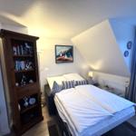 Wohnzimmer mit ausgeklapptem Schlafsofa