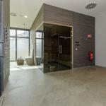 Finnische Sauna und Dampfbad mit Holzwand und Glasfront