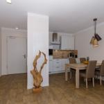 Wohnung mit Essbereich, Küche und Holzfußboden