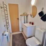 Badezimmer mit Toilette, Waschbecken und Dusche