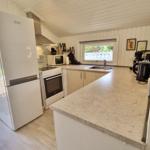 Küche mit Kühlschrank, Herd und Arbeitsfläche