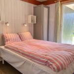 Schlafzimmer mit Bett, Schrank und Schlafzimmerausgang.