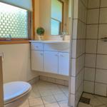 Badezimmer mit Toilette, Waschbecken und Dusche.