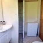 Bad mit Waschbecken, Spiegel und Waschmaschine