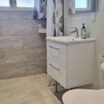 Badezimmer mit Waschbecken, Toilette und Dusche.