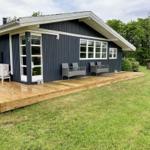 Haus mit Holzterrasse, Garten und Sitzgelegenheiten