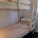 Kinderzimmer mit Doppelstockbett und Fenster