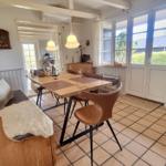 Essbereich mit Holztisch, Ledersitzen und großem Fensterblick.