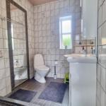 Badezimmer mit Dusche, Toilette und Waschbecken