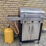 Gasherd mit Gasflasche auf Terrasse vor Backsteinwand