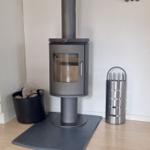 Holzofen mit Feuerstelle, Feuerzeug und Kamin im Raum