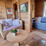 Wohnzimmer mit Holzwand, Sofa und Tisch