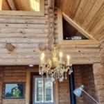 Holzhaus mit Kronleuchter und Fenster