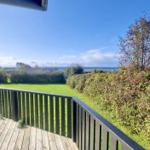 Terrasse mit Blick auf Grünfläche und Meer