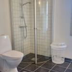 Badezimmer mit Dusche, Toilette und Waschbecken