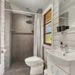 Badezimmer mit Dusche, Toilette und Waschbecken