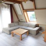 Wohnzimmer mit Sofa, Tisch und Fenster