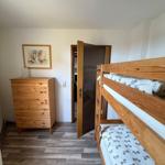 Schlafzimmer 2 mit stabilem Etagenbett und Kommode in unserer Ferienwohnung Harztraum in Blankenburg im Harz