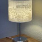 Tischlampe mit Schirm, der Burg Ruine Regenstein zeigt, auf Holztisch.