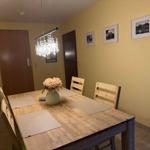 Gemütlicher Essbereich mit Holztisch und stilvoller Beleuchtung in unserer Ferienwohnung Harztraum in Blankenburg im Harz