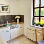 Küche mit Backofen, Ceranfeld, Mikrowelle und Kaffeemaschine in unserer Ferienwohnung Harztraum in Blankenburg im Harz